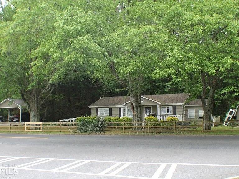 Great First-Time Homeowner or Investment Opportunity in Canton!
Welcome to this charming 3 bedroom, 1 bathroom home offering 1,508 sq. ft. of living space in the heart of Canton, GA! This property’s location is truly unbeatable—just minutes to I-575, with shopping, dining, The Mill on Etowah, and historic downtown Canton all within walking distance.
Currently used as an investment property, the home is tenant-occupied with tenants willing to remain after closing or vacate prior to sale—flexible for both investors and homeowners.
As an added opportunity, the neighboring property at 376 Hickory Flat Hwy is also available and can be purchased individually or together as a package deal.
Don’t miss this chance to own in one of Canton’s most convenient and growing areas!