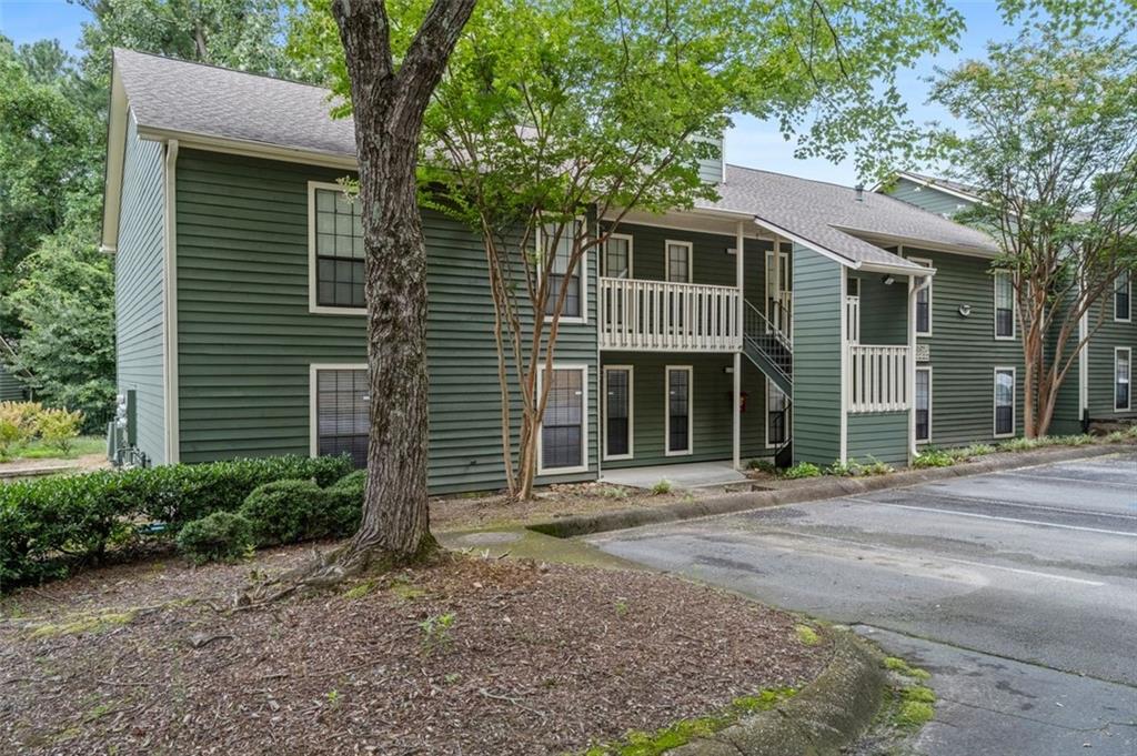 Located in the sought-after Vinings area of Atlanta, this charming 2-bedroom, 2-bath condo offers the perfect blend of comfort, style, and convenience. Just minutes from Downtown Vinings, The Battery, Braves Stadium, and the vibrant Westside, you’ll enjoy easy access to shopping, dining, and entertainment. Situated in a gated swim/tennis community with fitness center, this home provides a secure and welcoming environment with resort-style amenities.
Inside, you’ll find a thoughtfully updated interior featuring a renovated kitchen with quartz countertops, stainless steel appliances, a cozy eat-in area, and a formal dining space. The great room offers built-in bookshelves, new lighting, and new LVP flooring. This well designed floorplan also offers a sunroom which makes an ideal space for a home office or reading nook. The spacious owner’s suite will not disappoint, it includes a private bath, walk-in closet, and a sliding door that provides access to the extended patio. Enjoy the fenced-in backyard providing privacy and outdoor living space rarely found in a condo. With its modern upgrades, inviting layout, and unbeatable location, this home is truly a must see.