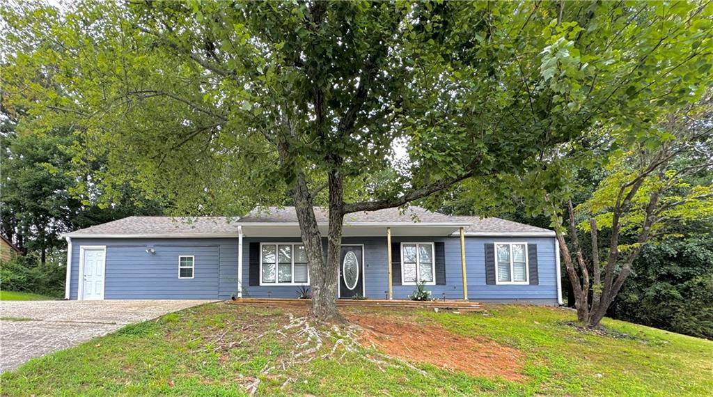 Beautiful ranch-style home featuring 4 bedrooms and 3 full bathrooms, perfectly located in Woodstock, GA. Recently updated with a modern kitchen, brand-new flooring, fresh paint throughout, and a new roof. Spacious, bright, and move-in ready, this home offers both comfort and style on a quiet street. Just minutes from Kroger, Walmart, Dollar Tree, local shops, and dining. Also conveniently close to top-rated schools, parks, and Woodstock’s vibrant downtown. A must-see opportunity with everything you need nearby! Schedule your showing TODAY!! Motivated Seller.