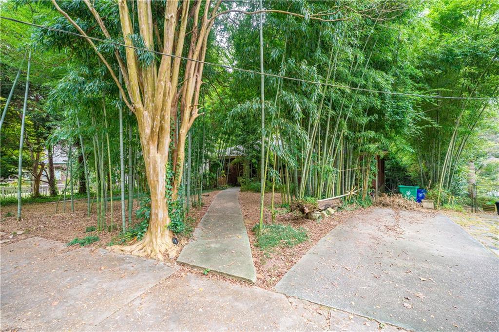 586 Lakeshore Drive NE