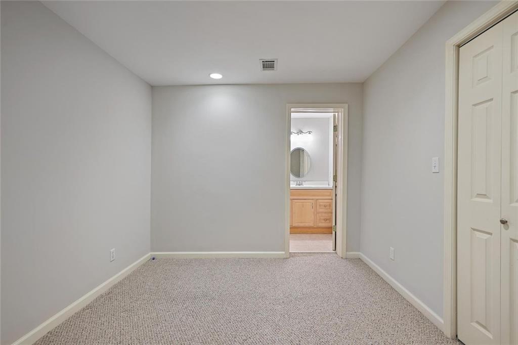 HIDDEN BRANCHES - Residential