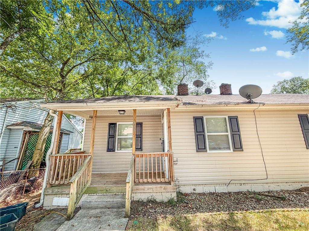 This charming 2BR/ 1BA home in historic Marietta boasts modern floors, great fireplace, gas stove, ample cabinet storage, space for stackable laundry, and a huge backyard. The icing on the cake is that the countertops in the kitchen are getting replaced in a couple of days! You don't want to miss this one!
Resident Benefit Package included. Check out our 5-Star Reviews on Google. Rent quoted reflects discount for on time payment, ask for details.