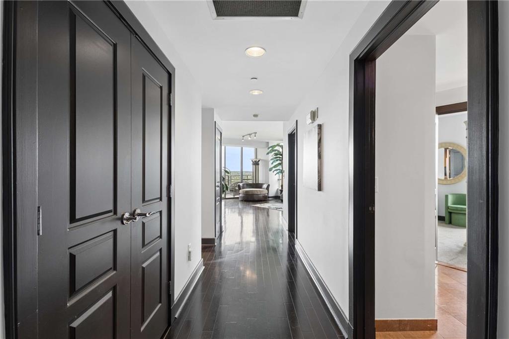 700 Park Regency Place NE 2002