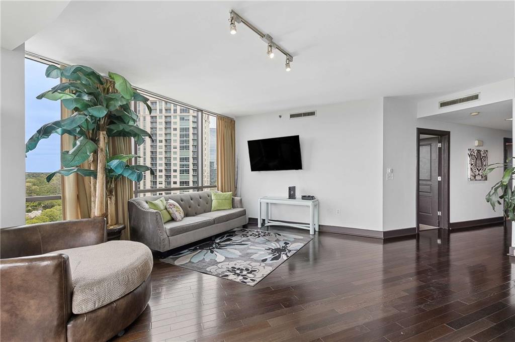 700 Park Regency Place NE 2002