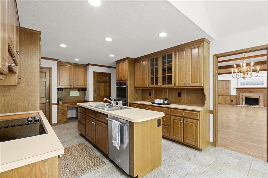 1015 Brooksglen Drive, Roswell, Georgia image 16