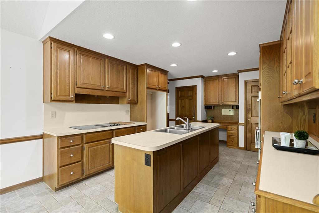 1015 Brooksglen Drive, Roswell, Georgia image 17