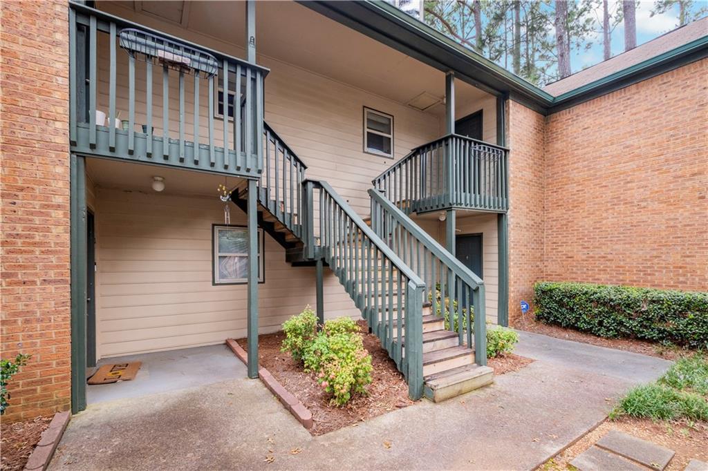 Spacious TOP FLOOR END UNIT in the heart of Duluth! Move in ready 2 bed/2 bath + a big sunroom, and plenty of storage space. Featuring engineered hard wood floors, newer water heater and HVAC (replaced in 2022), roommate floor plan. Located in a wonderful gated community just minutes away from Downtown Duluth, The Forum and major highways and interstates!
(Any and all furniture+decor can remain with the property if Buyer wants it)