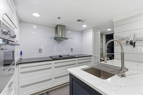 Photo of 2855 PEACHTREE Road NE #124, Atlanta, GA 30305 (MLS # 7686669)