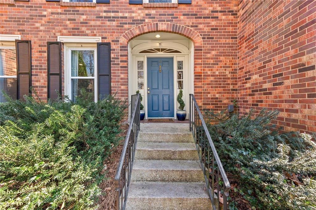 4 Queen Victoria Place NE