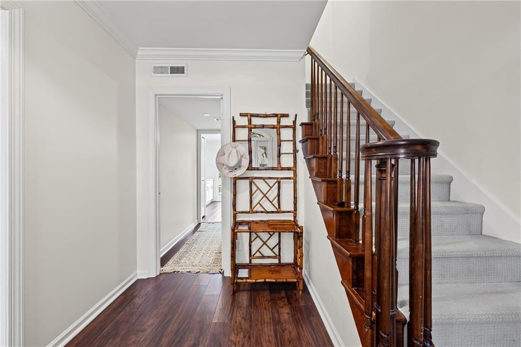 4 Queen Victoria Place NE