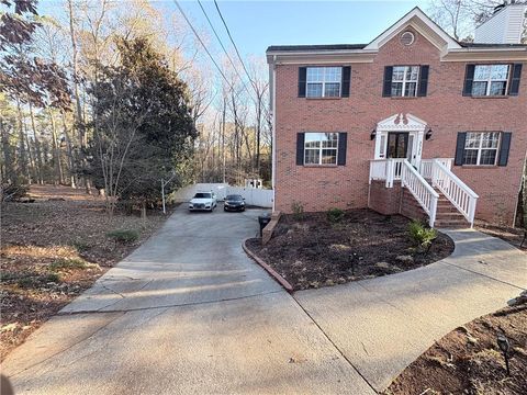 Homes For Sale - 3735 Warwick Way<br/> Snellville, GA 30039