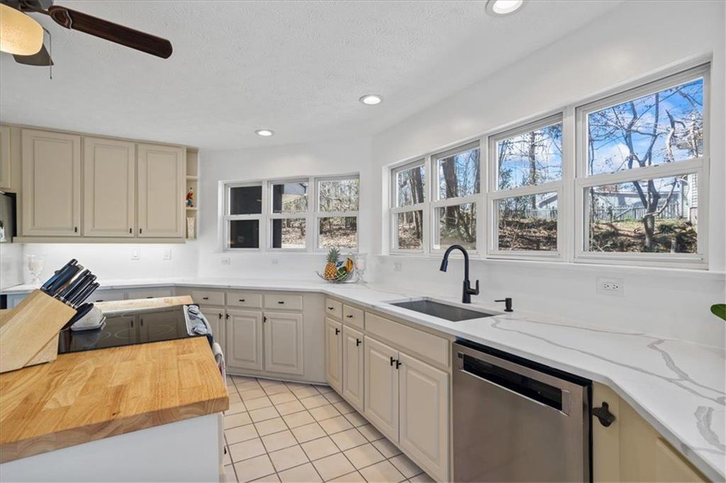 918 EAGLE Drive
