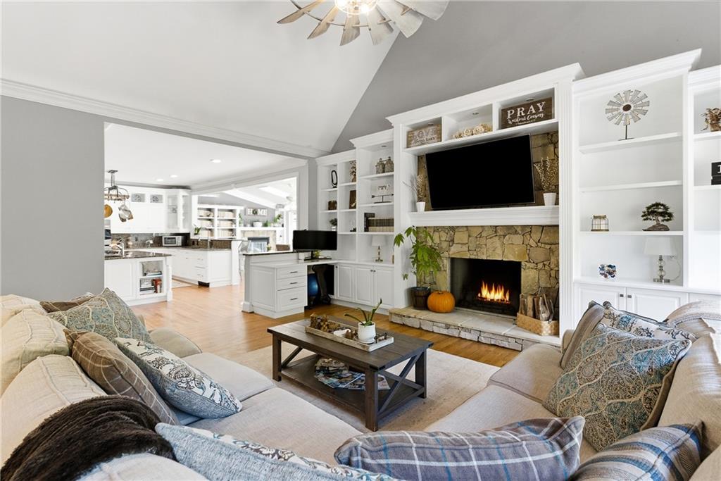 PROVIDENCE LAKE - Residential