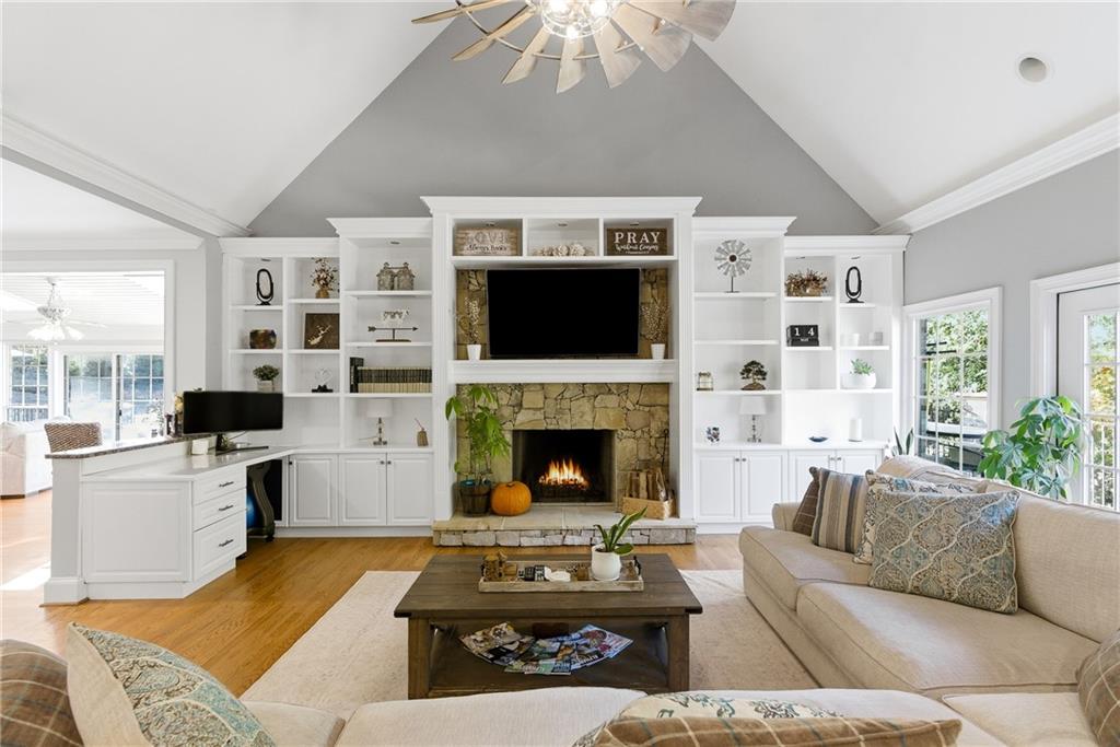 PROVIDENCE LAKE - Residential