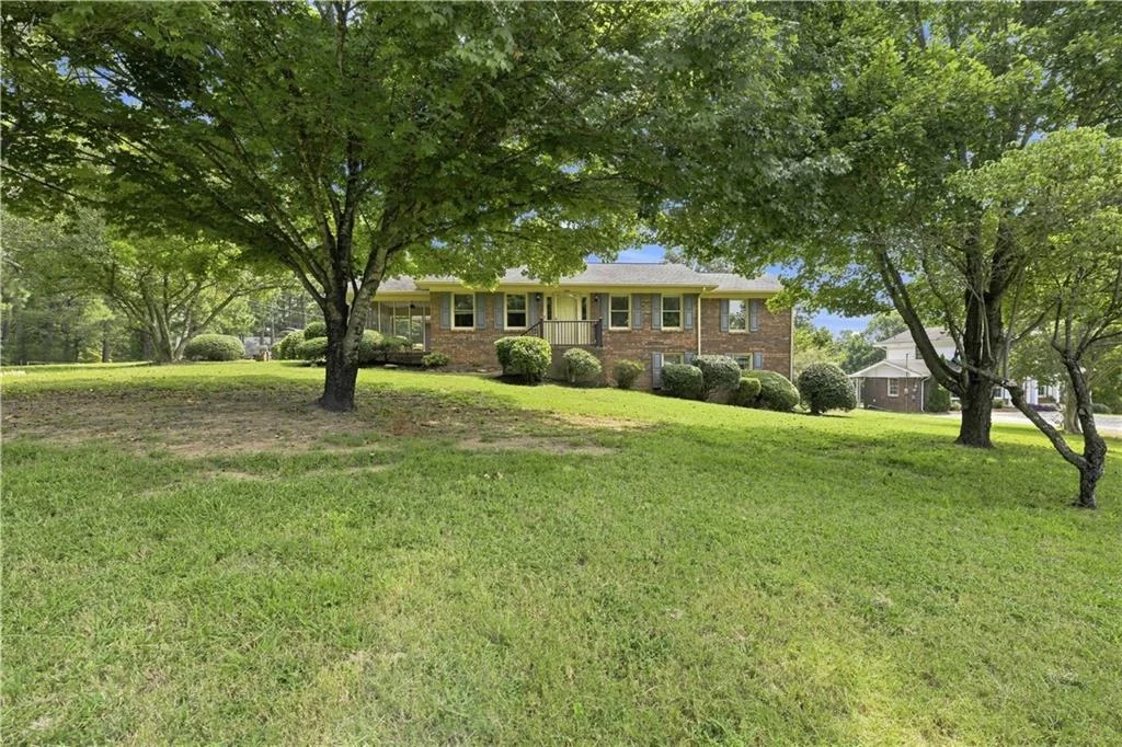 208 Woodland Circle SE