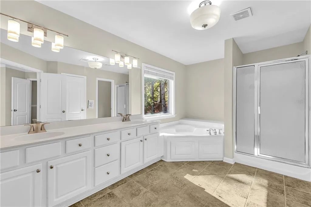 Atlanta, Georgia 30331, United States, 7 Bedrooms Bedrooms, ,5 BathroomsBathrooms,Residential,Pending,21365