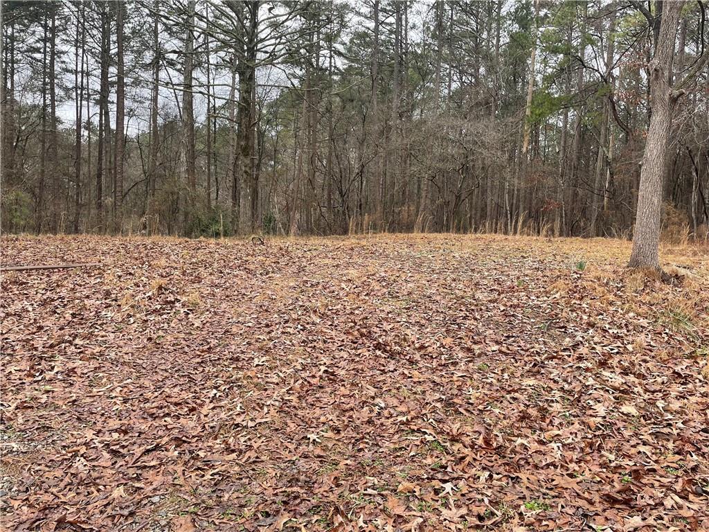 Beautiful home site in Paulding Co. Residential building lot perfect for private homesite. Gorgeous land full of beautiful hardwoods and pines Great location.