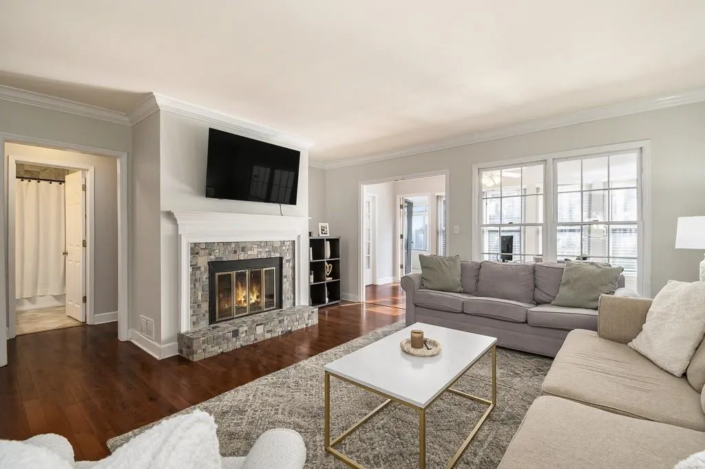 Atlanta, Georgia 30324, United States, 3 Bedrooms Bedrooms, ,3 BathroomsBathrooms,Residential,Pending,15349