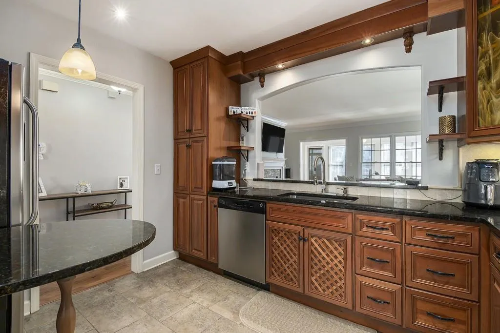 Atlanta, Georgia 30324, United States, 3 Bedrooms Bedrooms, ,3 BathroomsBathrooms,Residential,Pending,15349