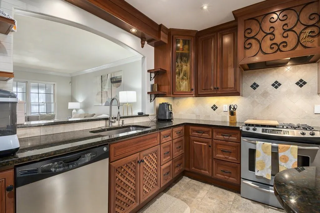 Atlanta, Georgia 30324, United States, 3 Bedrooms Bedrooms, ,3 BathroomsBathrooms,Residential,Pending,15349