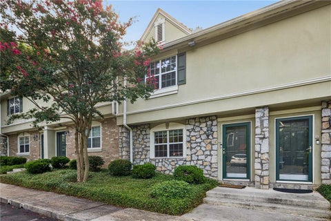 Townhouse For Rent - 6900 Roswell Road #B5<br/> Sandy Springs, GA 30328