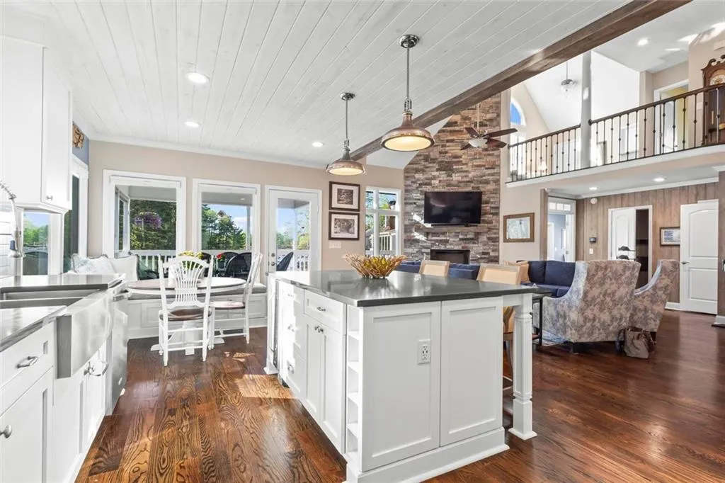 Alpharetta, Georgia 30005, United States, 4 Bedrooms Bedrooms, ,4 BathroomsBathrooms,Residential,Pending,107860