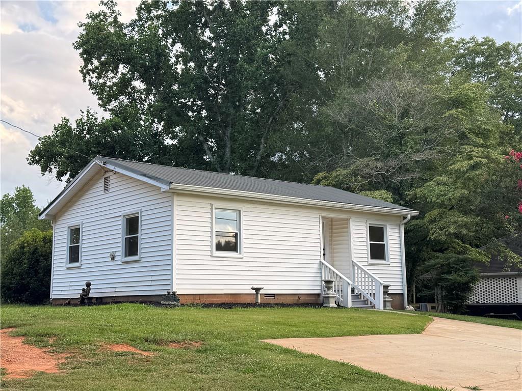 **Charming Renovated Home with Endless Potential! – 516 Kelly Mill Rd, GA**
Welcome to your dream property at 516 Kelly Mill Rd! This uniquely transformed space, originally an office, now boasts a perfect blend of modern elegance and functionality. Ideal for first-time buyers, growing families, or those seeking an investment opportunity!
As you step inside, you'll be greeted by a bright and airy open floor plan that has been meticulously renovated throughout. The brand-new kitchen is a chef's delight, featuring sleek countertops, contemporary cabinetry, and state-of-the-art appliances—ready for culinary adventures or casual family gatherings. Adjacent to the kitchen is a stylishly appointed laundry room that adds convenience to your daily routine.
Freshly painted interior walls enhance the inviting atmosphere of this home while allowing you to add your personal touch. The spacious layout offers versatility and comfort for living and entertaining alike.
Outside, you'll find ample curb appeal with a dedicated parking pad ensuring easy access for both residents and guests. Additionally, explore the potential of the adjacent 0.77ac land also listed for sale, a rare opportunity that opens doors to expand your vision for this property tailored.