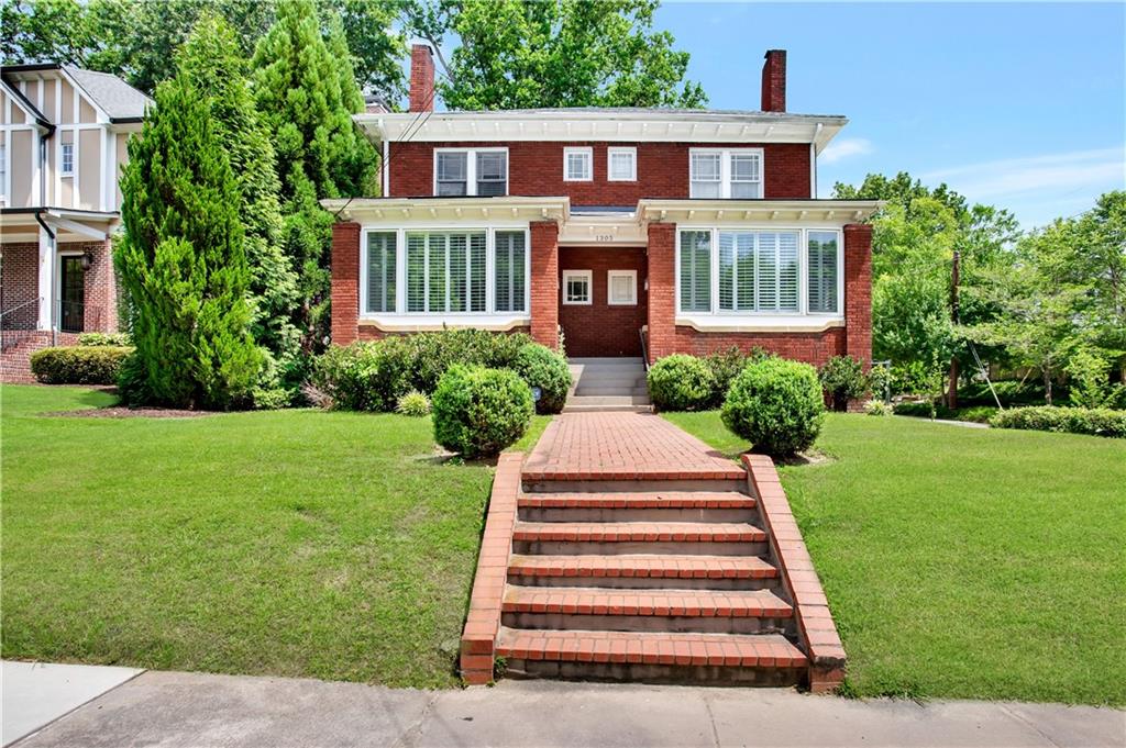 1305 N Morningside Dr NE