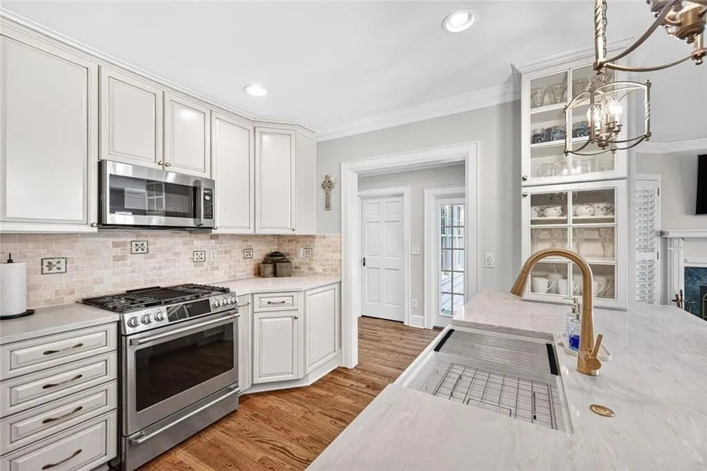 Atlanta, Georgia 30305, United States, 5 Bedrooms Bedrooms, ,3 BathroomsBathrooms,Residential,Active,206595