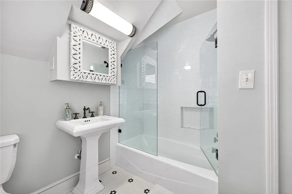 Atlanta, Georgia 30305, United States, 5 Bedrooms Bedrooms, ,3 BathroomsBathrooms,Residential,Active,206595