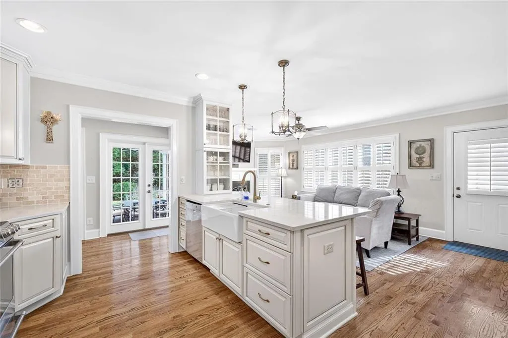 Atlanta, Georgia 30305, United States, 5 Bedrooms Bedrooms, ,3 BathroomsBathrooms,Residential,Active,206595