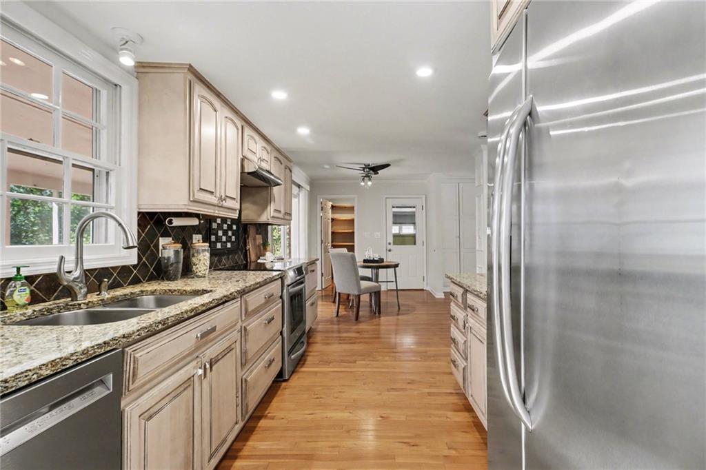 2820 Briarglen Dr