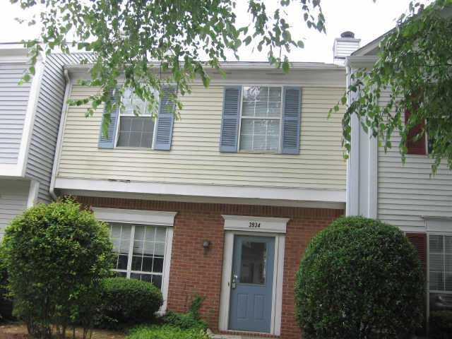 2BD/2.5 BA TOWNHOME WITH LOTS OF ROOM. EAT IN KIT, SEPARATE DINING ROOM, FIREPLACE IN LIVING ROOM. NEEDS SOME TLC. WALKING DISTANCE TO MARTA, WILL BE GOING TO AUCTION SOON. SOLD AS IS. ADDENDUMS MAY FOLLOW AFTER CONTRACT.