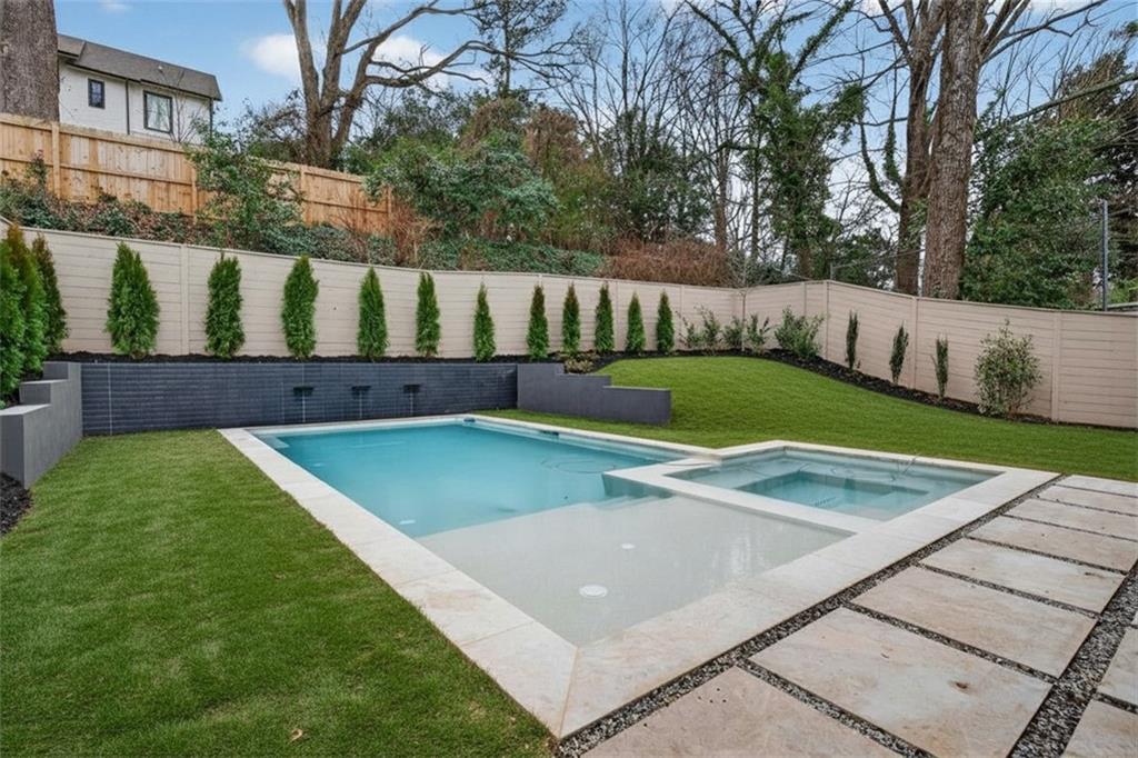 991 Courtenay Drive NE