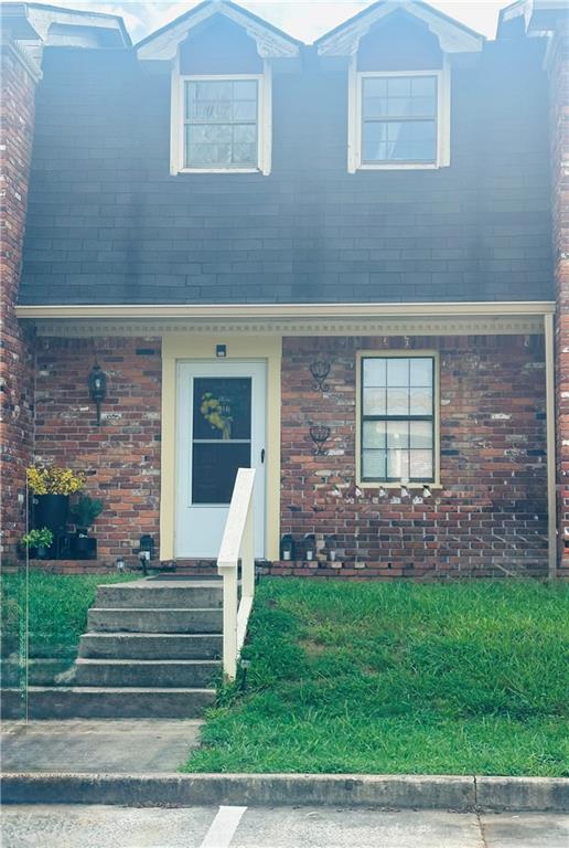Welcome to this cozy 2-bedroom, 1.5 bathroom condo, located in the heart of Rome, Georgia, at 164 E 11th Rome Georgia. Perfect for anyone seeking a comfortable and convenient lifestyle, this property offers a peaceful retreat while being just minutes away from all the excitement downtown Rome has to offer. Located just a short walk from downtown Rome, this condo allows you to enjoy the many shops, restaurants, and cultural attractions of the city, including the charming Broad Street. Whether you're looking for a cozy café, local boutiques, or lively entertainment, everything is within walking distance. Schedule your showing today!