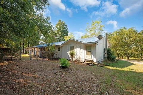 A home in Adairsville