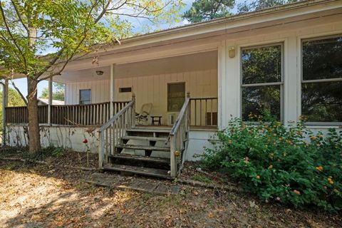 A home in Adairsville