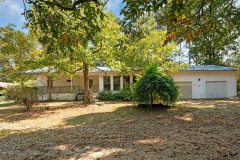 A home in Adairsville