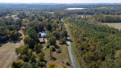 A home in Adairsville