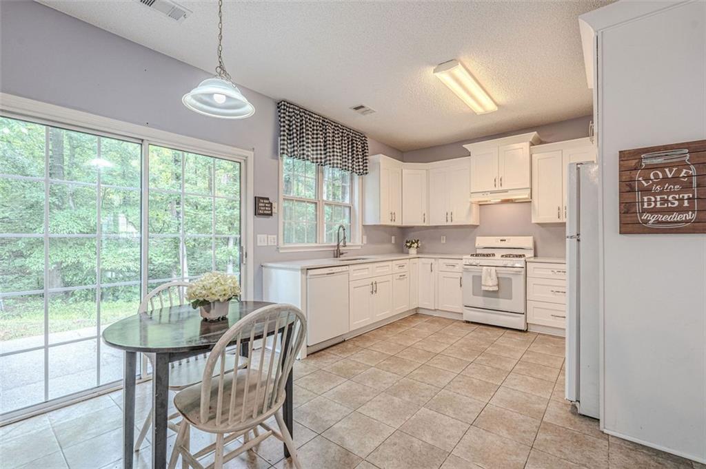 2022 Maple Ridge Drive, Acworth, Georgia image 7