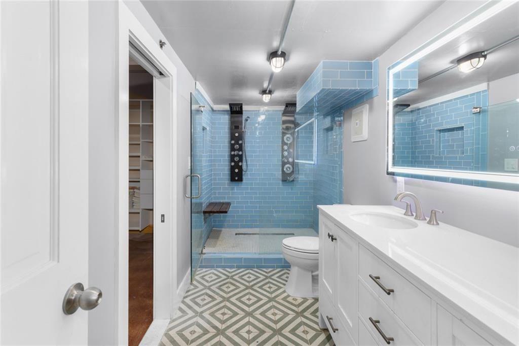 644 Wells SW 16