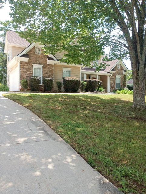 Beautifully Maintained 3-Bedroom 2.5 Bathroom Rental.
Discover comfort and convenience in this meticulously maintained 3-bedroom, 2.5- bathroom residence located in a quiet and well-established neighborhood in Conyers. This home offers a functional layout, modern finishes, and inviting spaces perfect for everyday living and entertaining.
The spacious owner's suite is conveniently located on the main level, providing ease of access and privacy. The open-concept family room features soaring ceilings, a cozy fireplace, and seamlessly flows into the breakfast area and gourmet kitchen. The kitchen is equipped with granite countertops, upgraded appliances, stained cabinetry, and generous counter space ideal for preparing meals and hosting guests throughout the year. The expansive formal dining room comfortably accommodates 8 to 12 guests, making it ideal for private dinners or family gatherings. Its convenient proximity to the kitchen allows for effortless serving and seamless entertaining.
A graceful staircase leads to the upper level, which includes to additional bedrooms, a versatile flex room, and a loft area perfect for a home office, quiet reading nook, or game space.
Additional features include a two car side entry garage, a beautiful leveled backyard ideal for outdoor gatherings and close proximity to local shopping, dining, schools and entertainment.
Don't miss the opportunity to call this exceptional home yours. Schedule your private tour today.