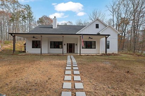 A home in Dawsonville