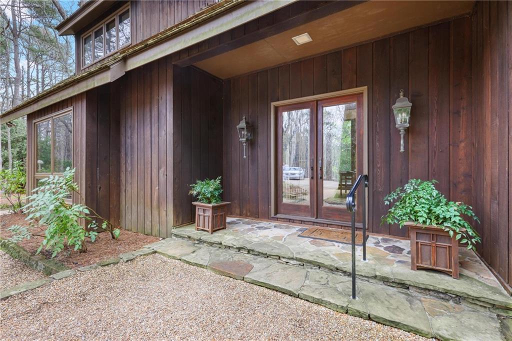 933 Greymont Circle NW