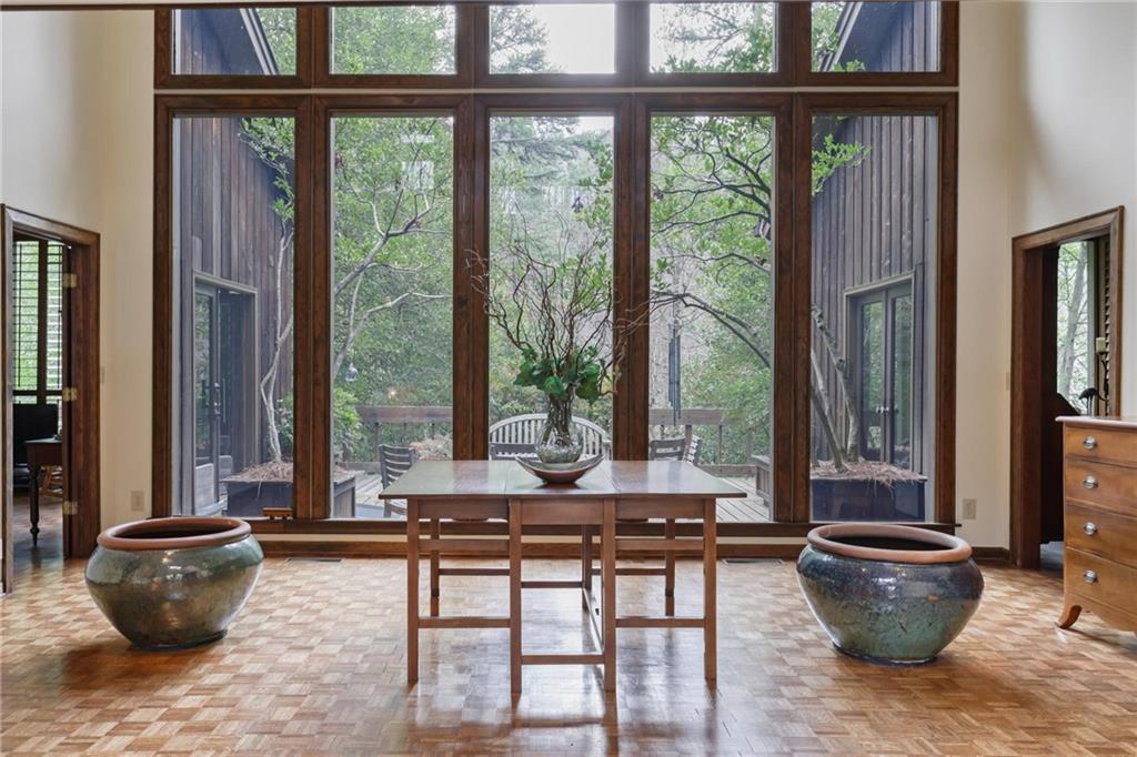 933 Greymont Circle NW