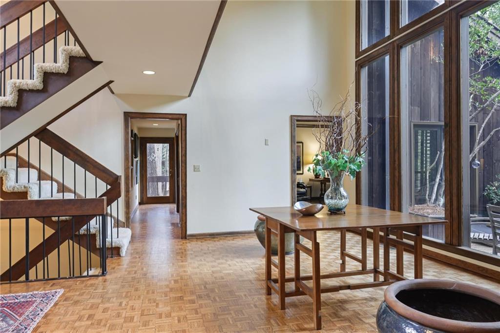 933 Greymont Circle NW