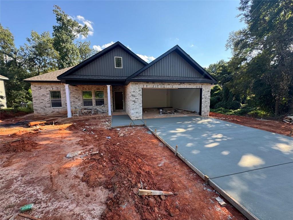 ?? Exciting News – New Home Under Construction! ??
I’m building a beautiful new home:
• 1,542 sqft
• 3 Bedrooms, 2 Bathrooms
• 2-Car Garage
• 10’ Ceilings in Living Areas, 9’ Ceilings Throughout the Rest of the House
?? Priced at $270550
It’s currently under construction and I already have the color selections picked—but if we get under contract now, you can customize it to your liking!
Message me for any questions or to schedule a tour!