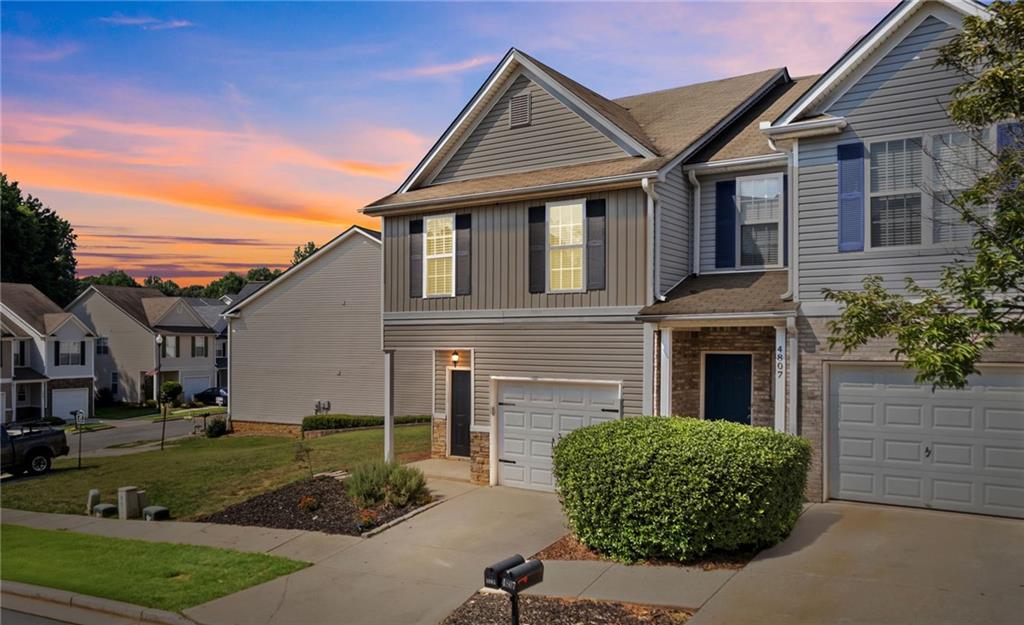 Welcome to Waterstone Crossing – Comfortable Living Near the Heart of Flowery Branch
Discover the charm of Waterstone Crossing, a well-established and serene community located just minutes from downtown Flowery Branch, Lake Lanier, UNG’s Lanier Campus, and exit 12 at I-985. Enjoy nearby shopping, dining, and easy access to top-rated schools.
This desirable end-unit townhome, located on a corner lot, offers additional privacy and a low-maintenance lifestyle with no rental restrictions. The community features a pool, playground, sidewalks, and streetlights, with the HOA covering lawn care for worry-free living.
Inside, the home boasts an open floor plan with 3 bedrooms and 2.5 bathrooms. The spacious kitchen includes a pantry and eat-in dining area, flowing into a cozy family room with a gas fireplace and access to the private rear patio—perfect for relaxing or entertaining. Upstairs, you’ll find all bedrooms and a conveniently located laundry room. HVAC replaced May 2023.
Don’t miss your chance to own in one of Flowery Branch’s most accessible and well-loved communities!
