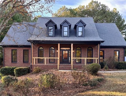 Homes For Sale - 1210 Lancelot Court<br/> Walton County, Loganville, GA 30052