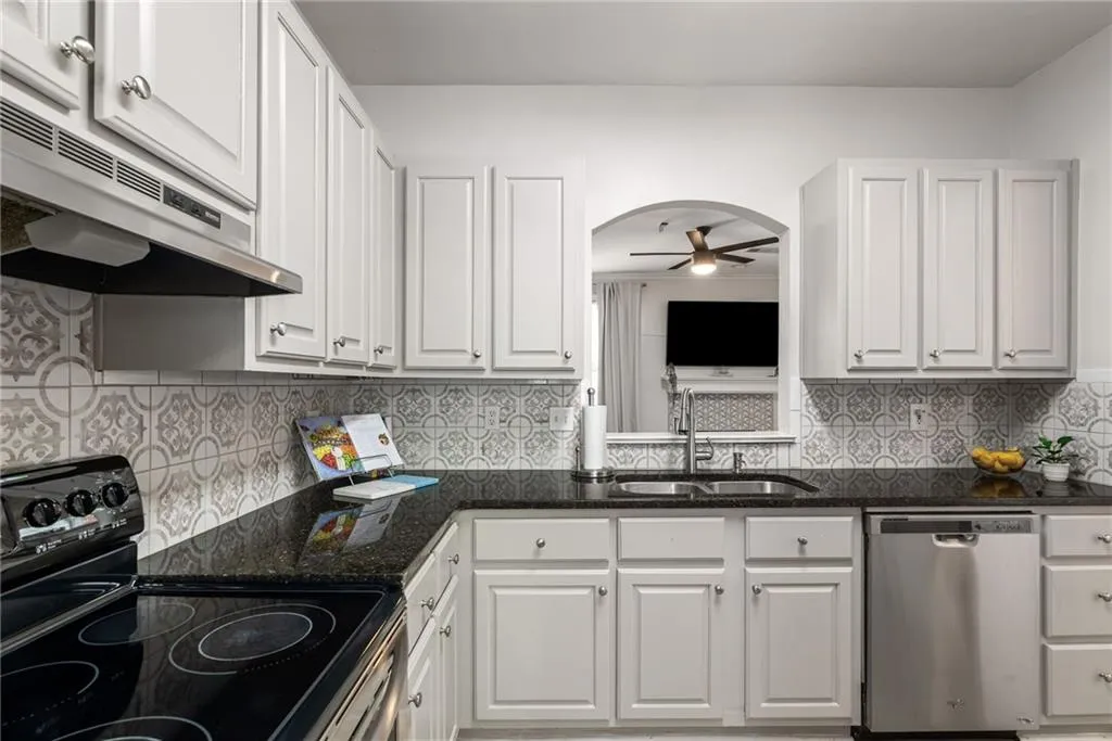 Alpharetta, Georgia 30004, United States, 2 Bedrooms Bedrooms, ,3 BathroomsBathrooms,Residential,Active,120379